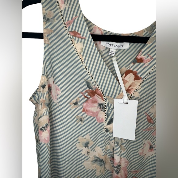 Rose and Olive v neck tank with lacing around neckline size xs - Picture 3 of 6